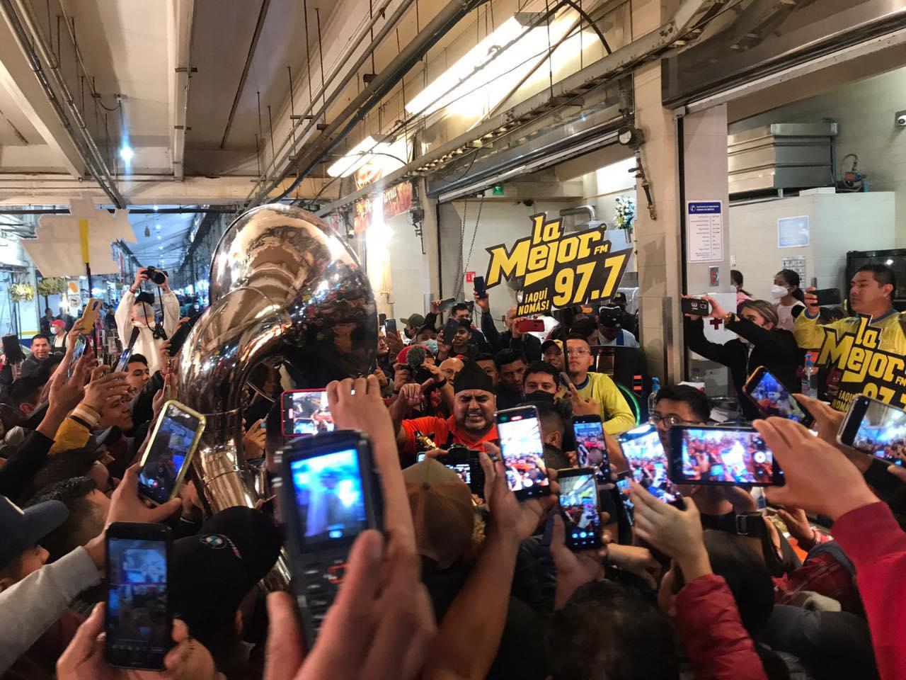 $!Sorprende Luis Antonio López ‘El Mimoso’ a sus fans vestido como taquero en central de abastos