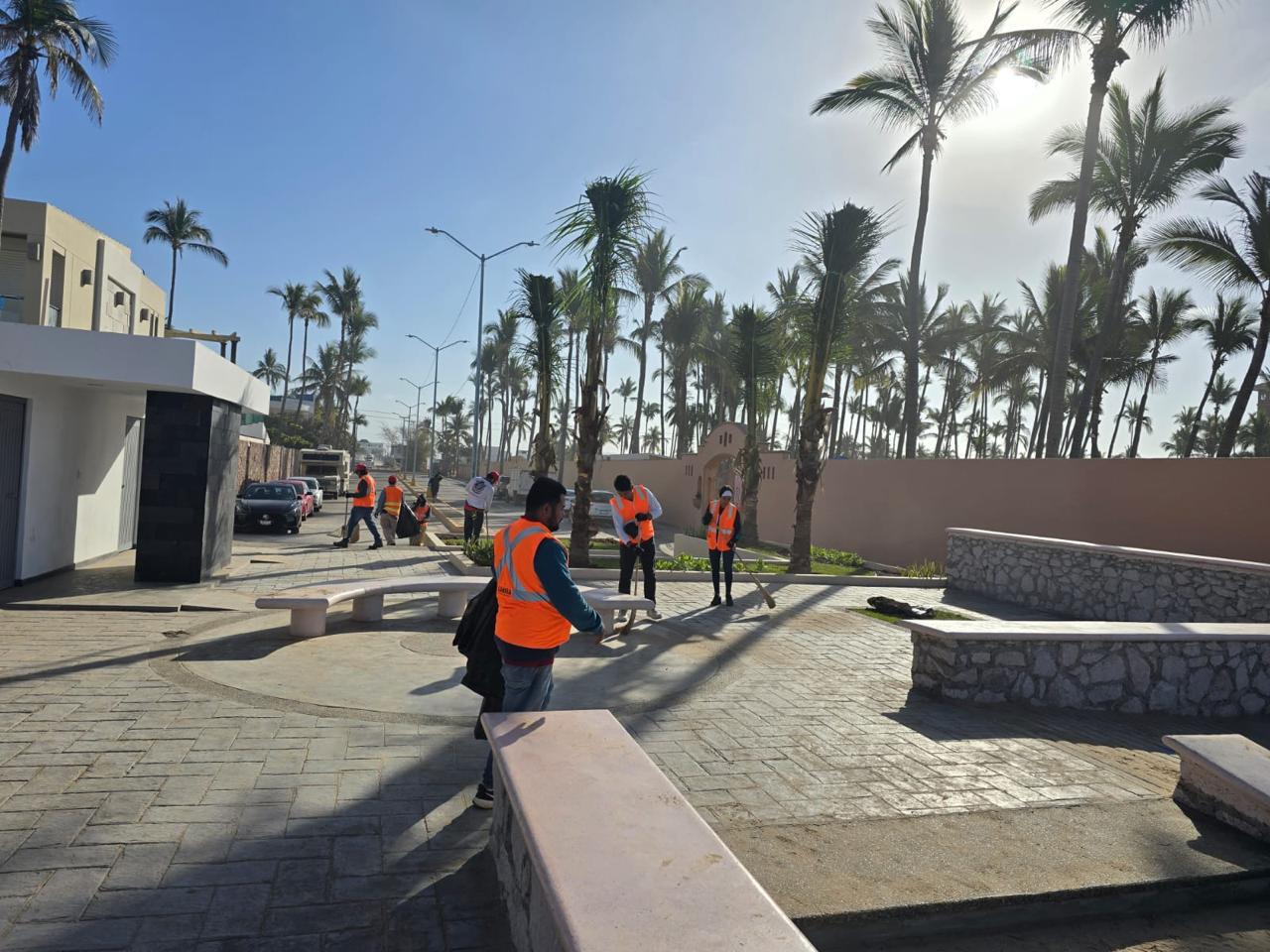 $!Limpian de madrugada las playas de Mazatlán; sacan más de 500 bolsas llenas de basura