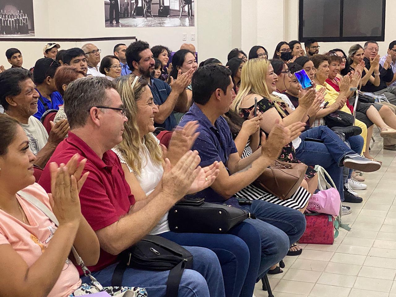 $!Los papás aplaudieron con entusiasmo a los pequeños.