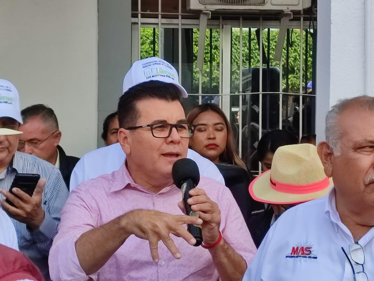 $!Se manifiestan desplazados en Ayuntamiento de Mazatlán en busca de viviendas; el Alcalde los recibe