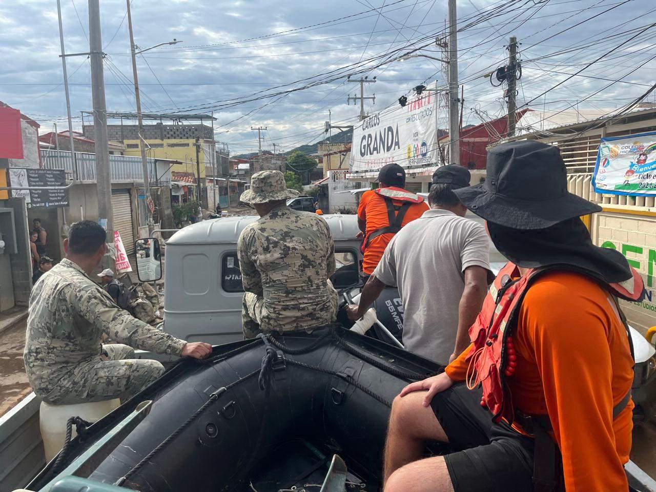 $!Marina suma 32 toneladas de insumos para llevar comida caliente a la población de Acapulco