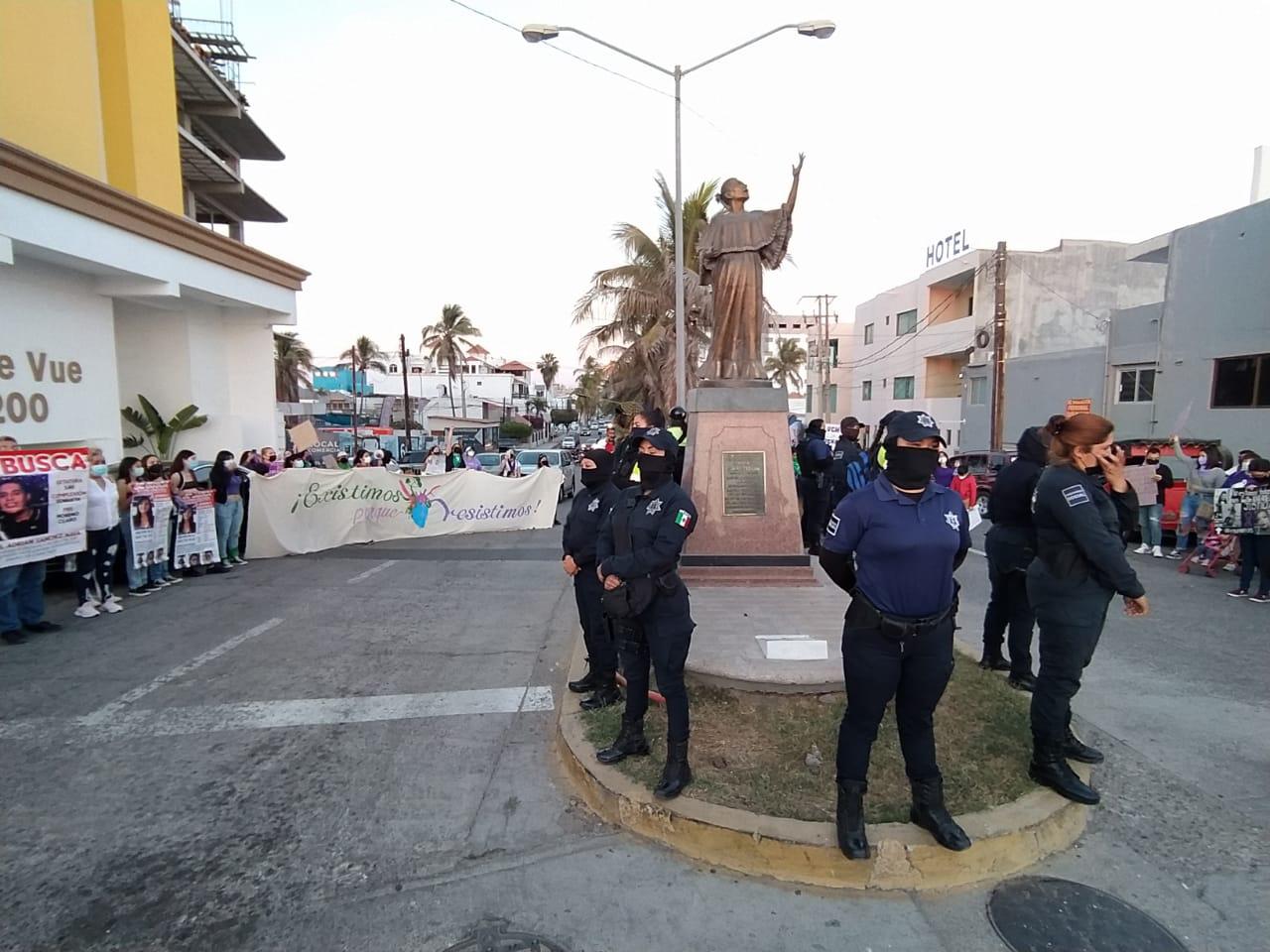 $!La custodia del monumento la realizaron mujeres policías.