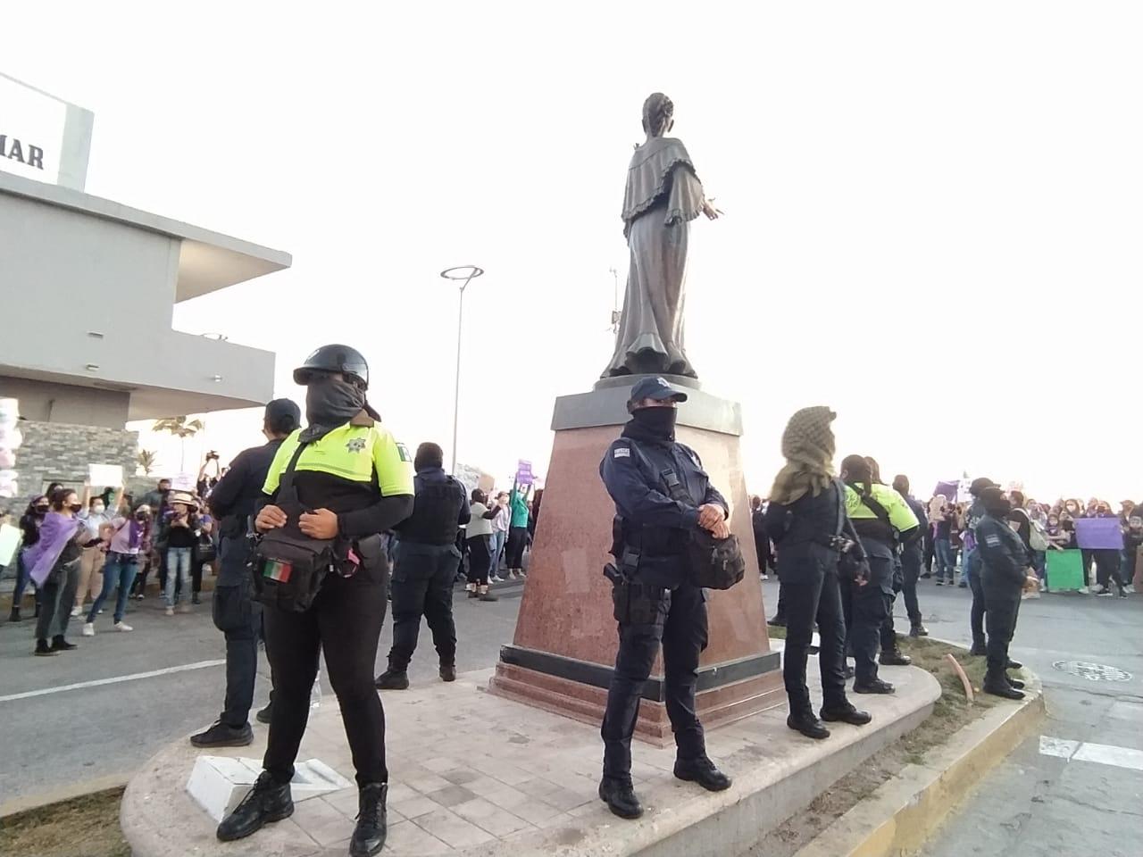 $!Policías resguardan el monumento de Lola ‘La Grande’