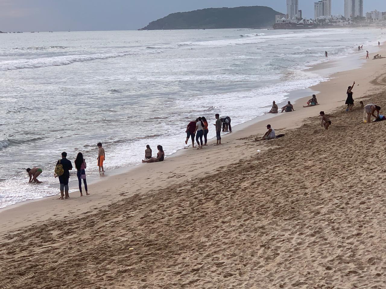 $!Disfrutan de las playas de Mazatlán hasta el último día de vacaciones