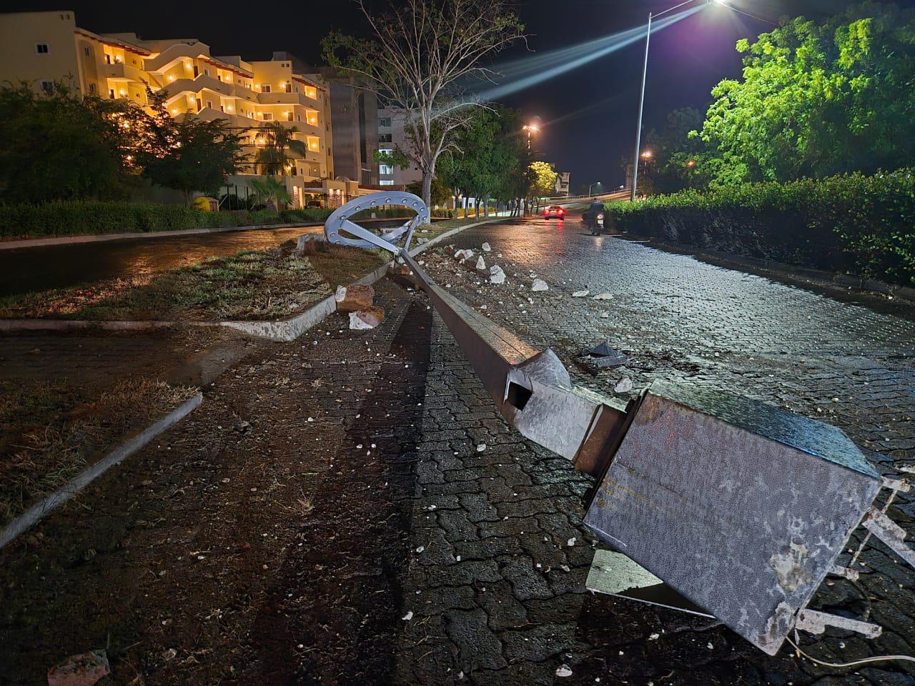 $!Conductor abandona su auto tras derribar palmera y luminaria en La Marina Mazatlán