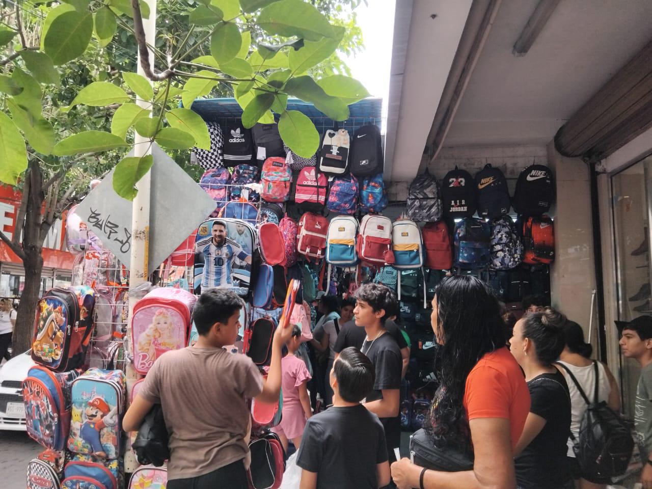 $!Últimas compras a un día del regreso a clases generan gran afluencia en el Centro de Culiacán