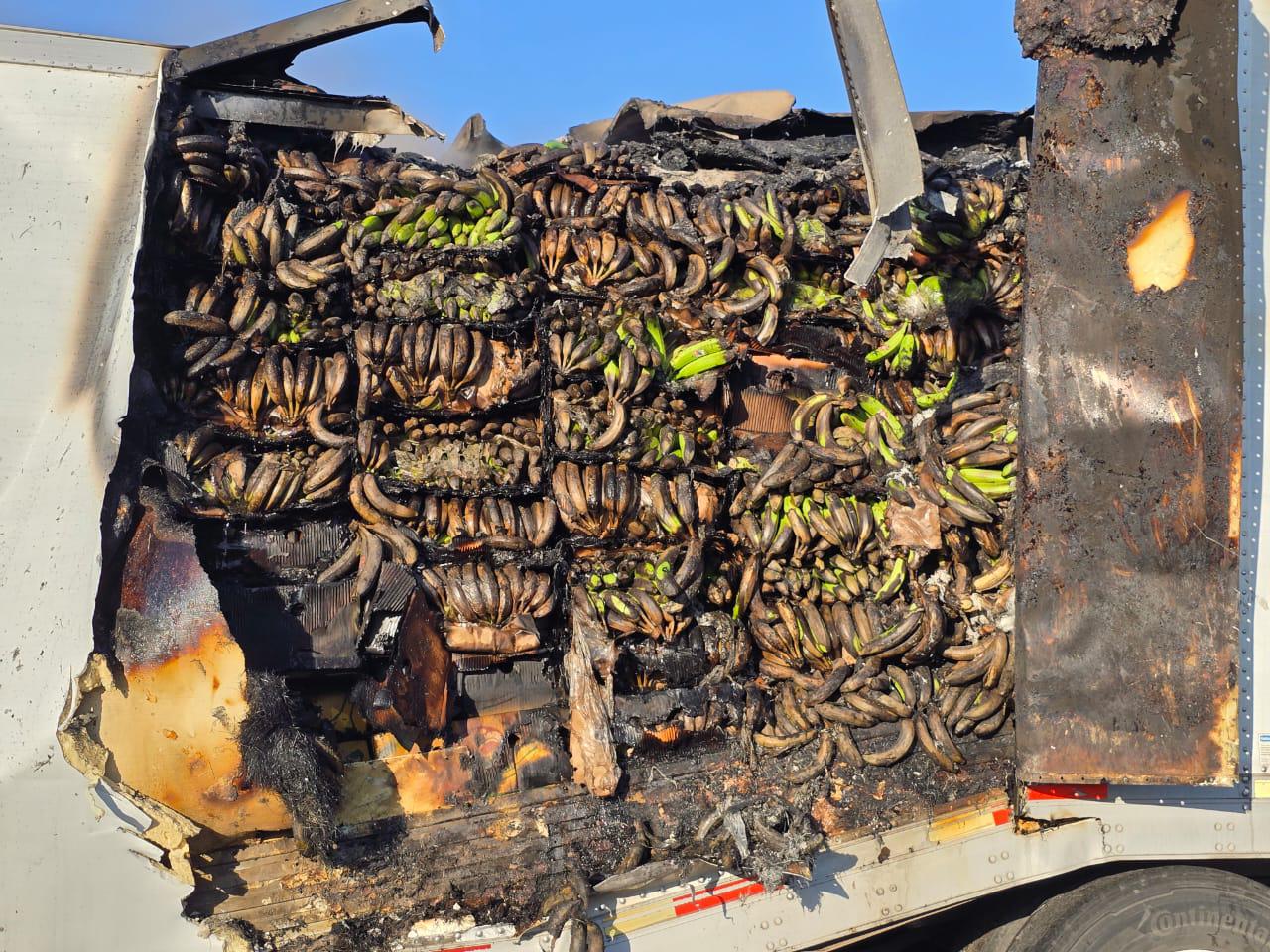 $!Se quiebra caja de tráiler y consume el fuego 23 toneladas de plátano en Rosario