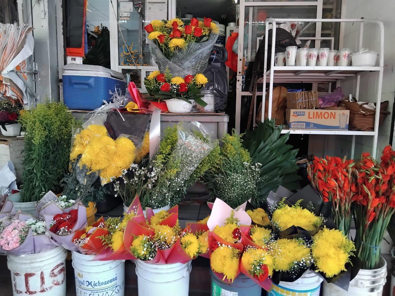 $!Reportan ‘buenas ventas’ de flores amarillas en el Centro de Culiacán, pese a jornada de violencia