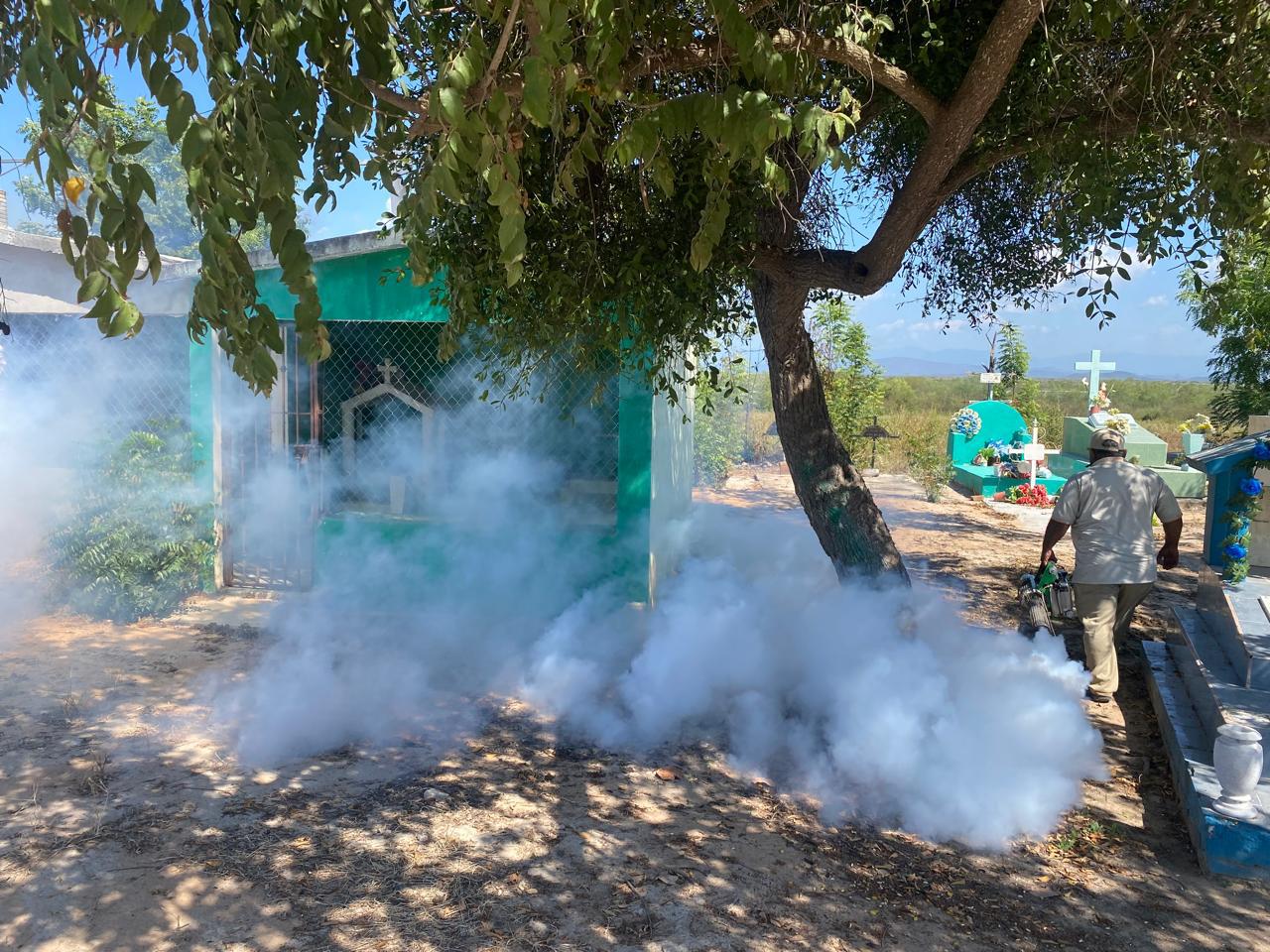 $!En Rosario, fumigan panteones previo a la celebración del Día de Muertos