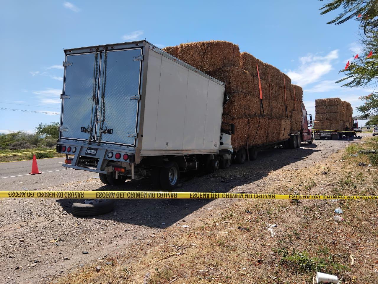 $!Choque de un camión de carga con tráiler deja a una persona prensada, en Culiacán