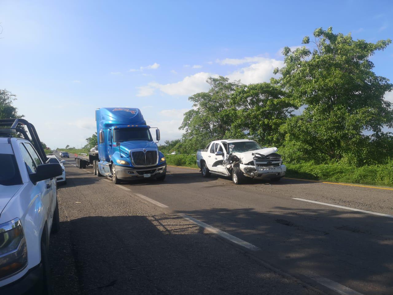 $!Choque en la Culiacán-Mazatlán deja daños materiales a la altura de Elota