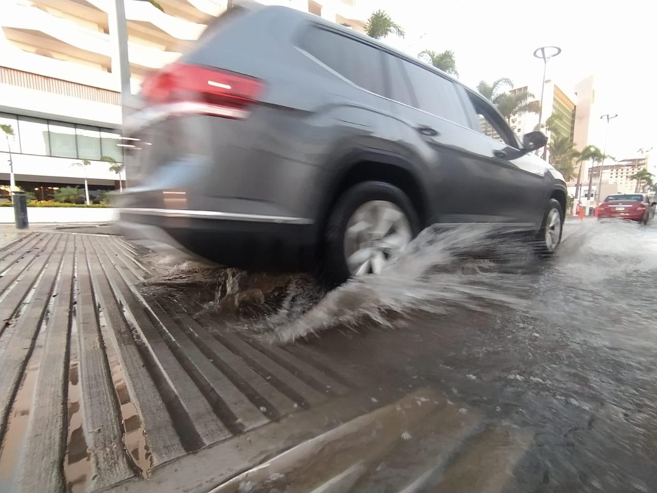 $!Otra vez, se forma laguna en zona de pasos peatonales elevados en la Camarón Sábalo, en Mazatlán