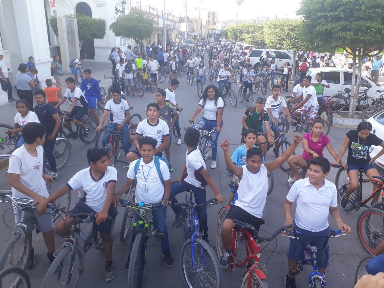 $!Escuinapa pone el ejemplo de movilidad en Sinaloa al usar la bicicleta para todo