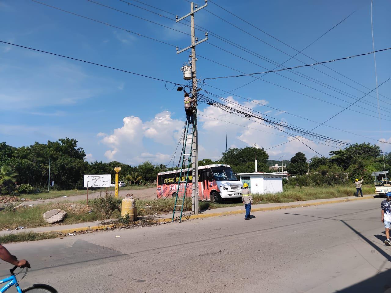 $!Tren carguero revienta cables de telefonía e internet en Mazatlán