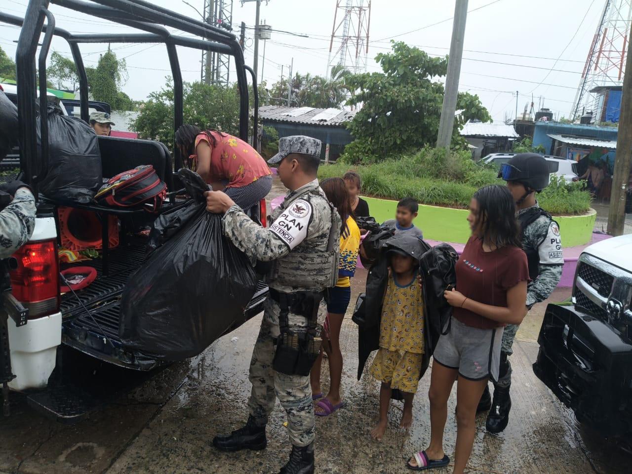 $!Evacua Guardia Nacional zonas inundadas en Acapulco y vigila zonas comerciales