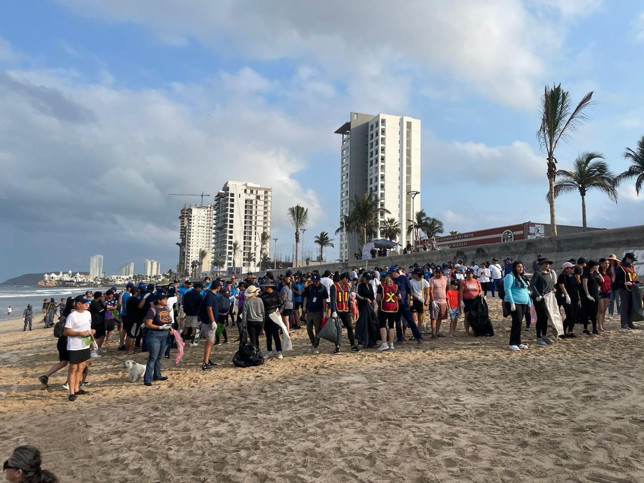 $!Limpian las playas de Mazatlán y sacan cerca de una tonelada de basura, entre ellos 200 kilos bajo el mar