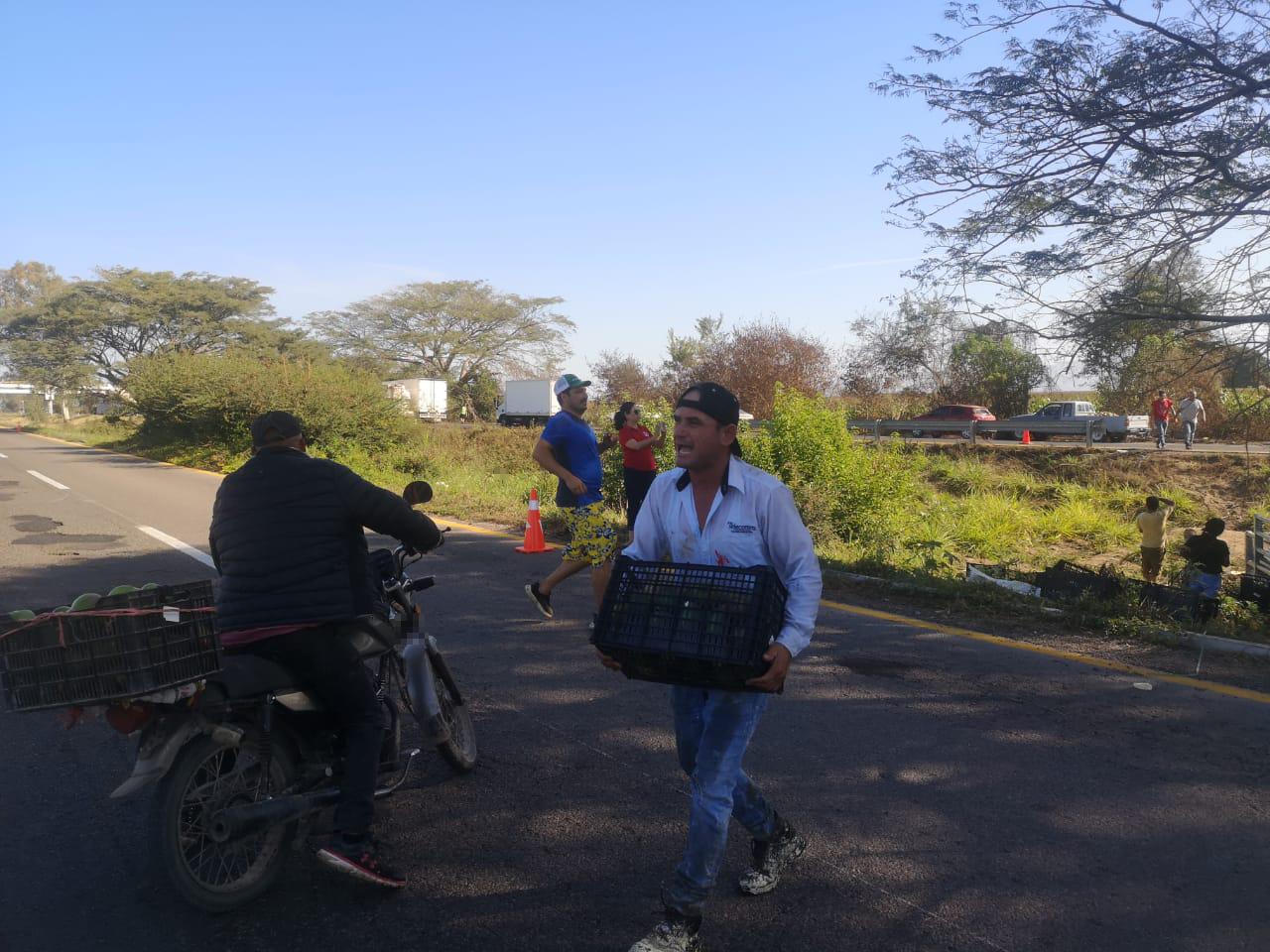 $!Se accidenta tráiler en la Maxipista; rapiñan cientos de mangos