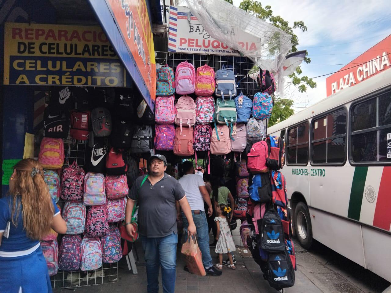 $!Últimas compras a un día del regreso a clases generan gran afluencia en el Centro de Culiacán