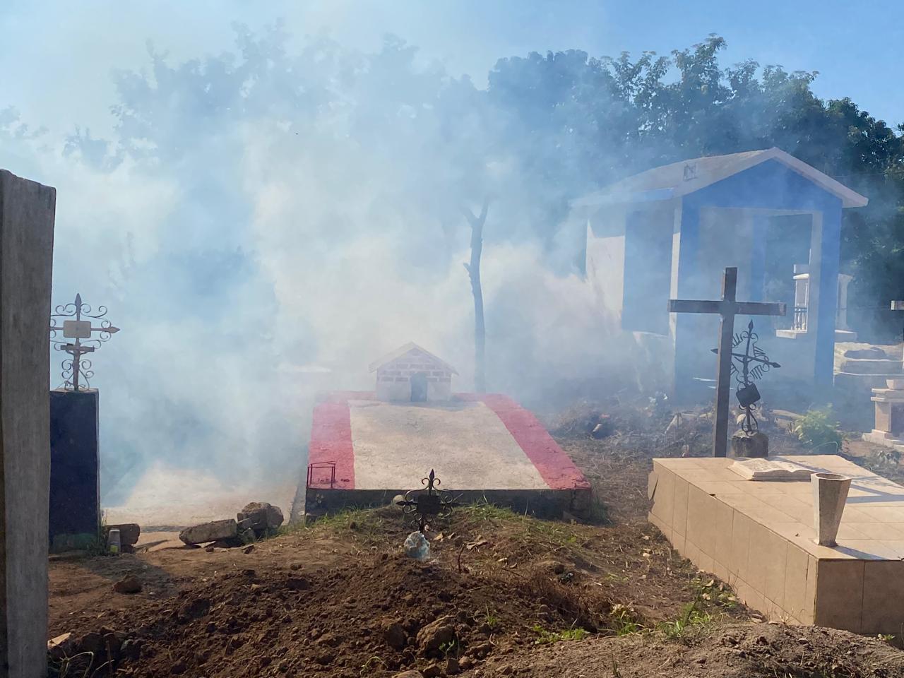 $!En Rosario, fumigan panteones previo a la celebración del Día de Muertos