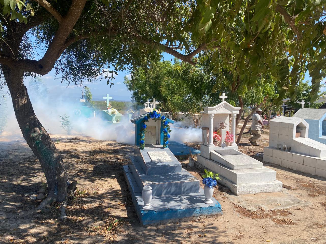 $!En Rosario, fumigan panteones previo a la celebración del Día de Muertos