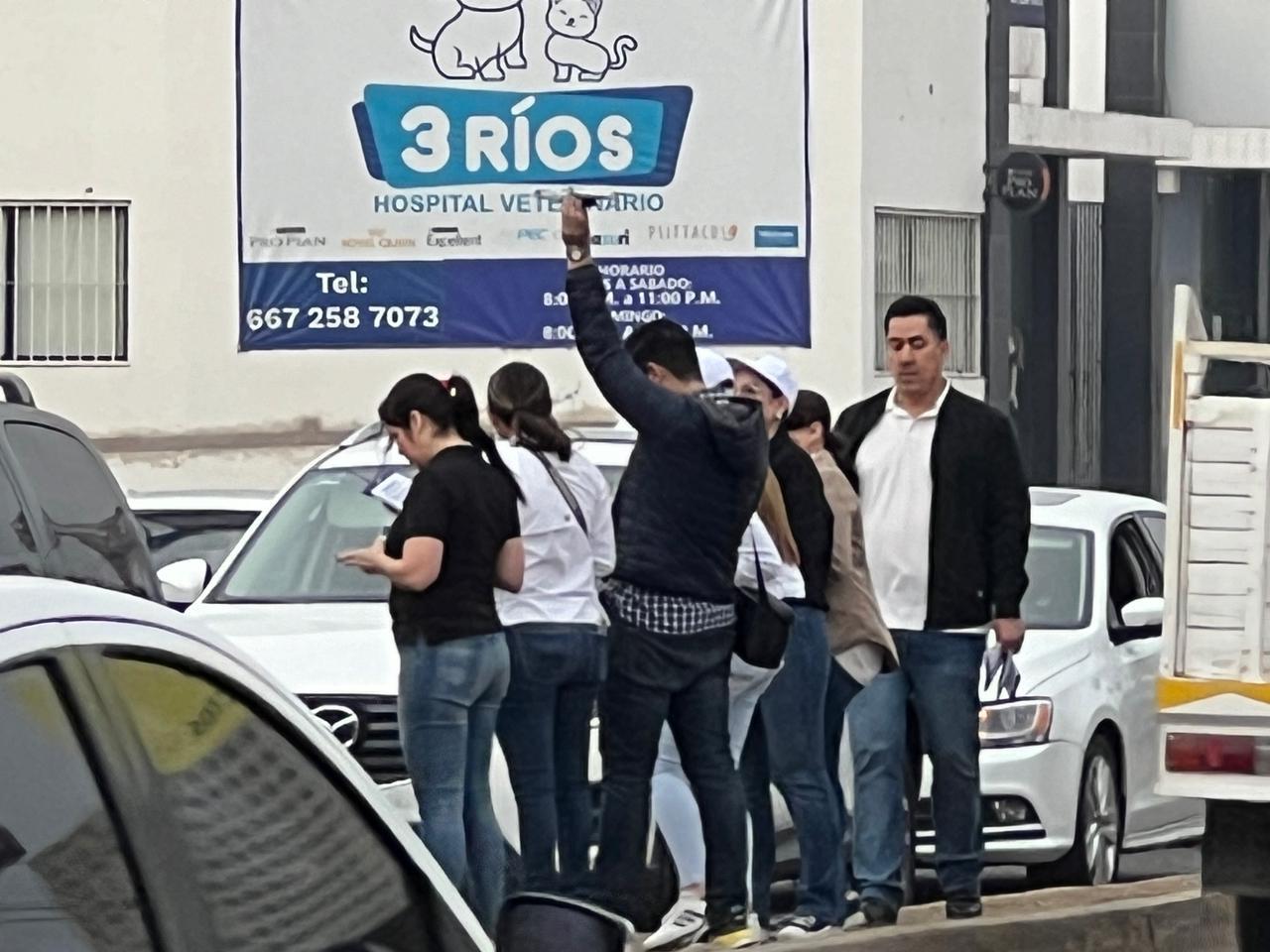 $!En cruceros de Culiacán, Mazatlán y Rosario trabajadores de la UAS ahora pegan calcas y entregan volantes