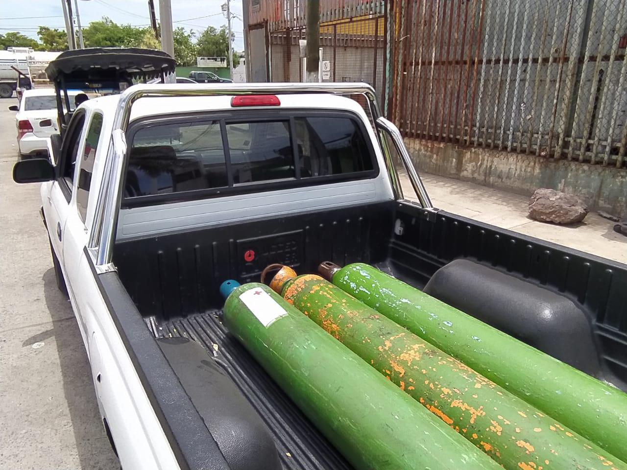 $!Filas para llenar tanques de oxígeno se extienden por varias calles en el Parque Bonfil de Mazatlán