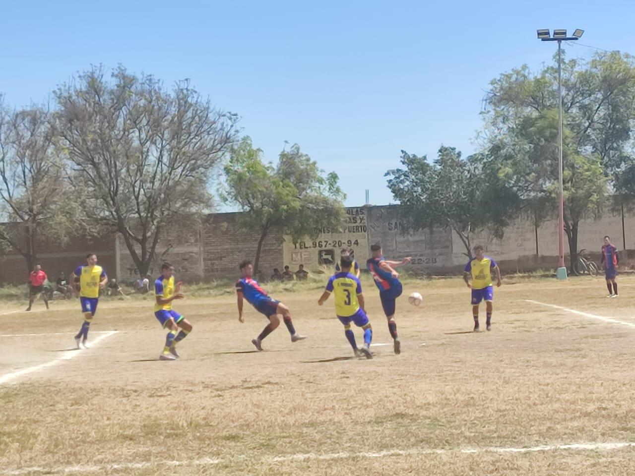 $!Familia Aguilar-Carrillo aplasta a Boys de Villa Unión y entra a la final de la Primera Fuerza de Mazatlán