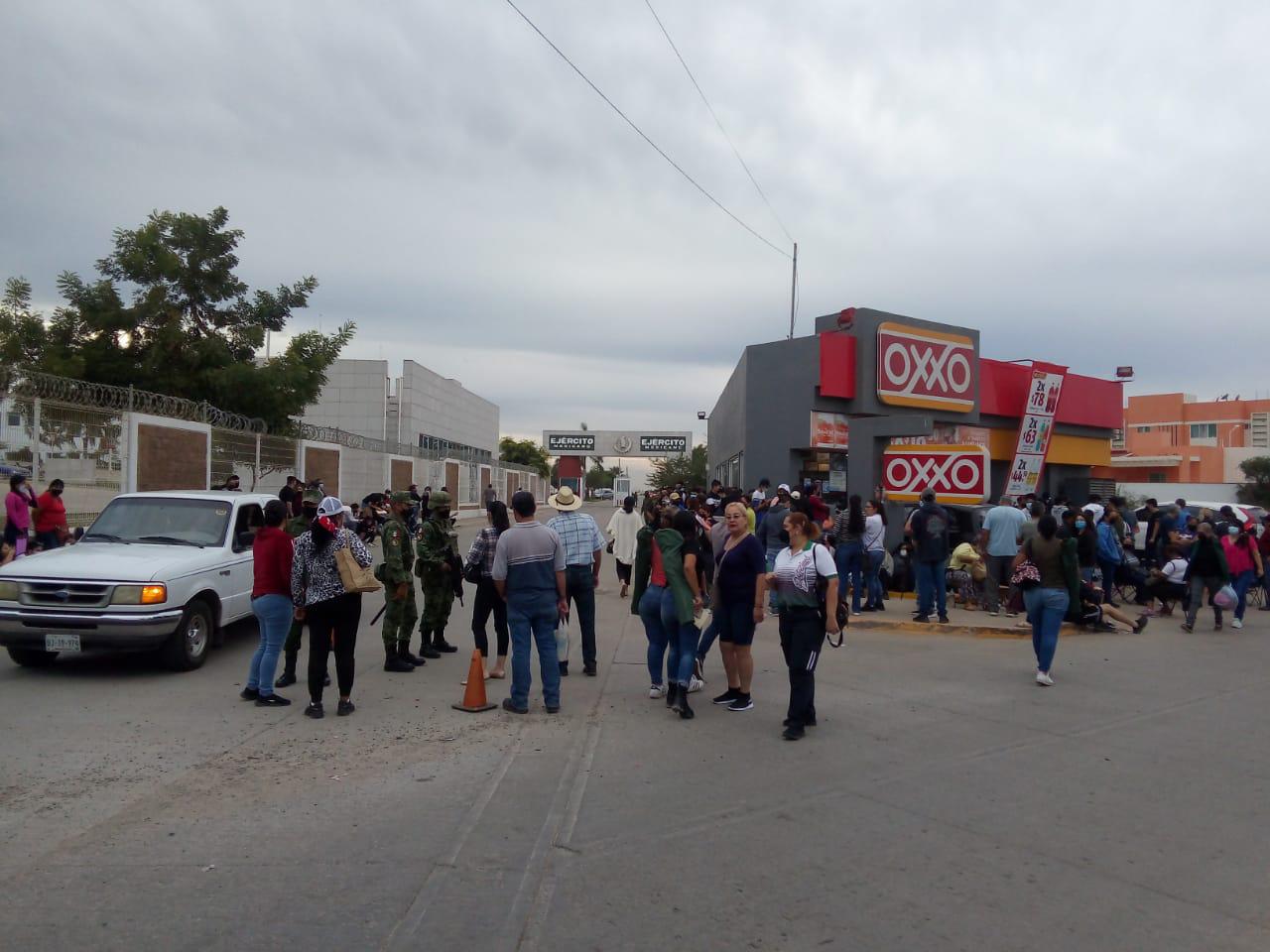 $!Amanece Mazatlán con kilométrica fila en el tercer día de vacunación contra el Covid a adolescentes de 15 a 17 años