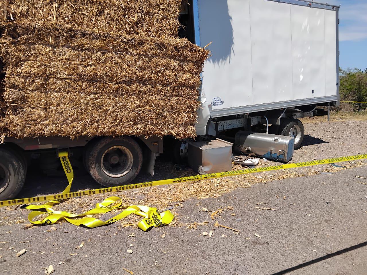 $!Choque de un camión de carga con tráiler deja a una persona prensada, en Culiacán