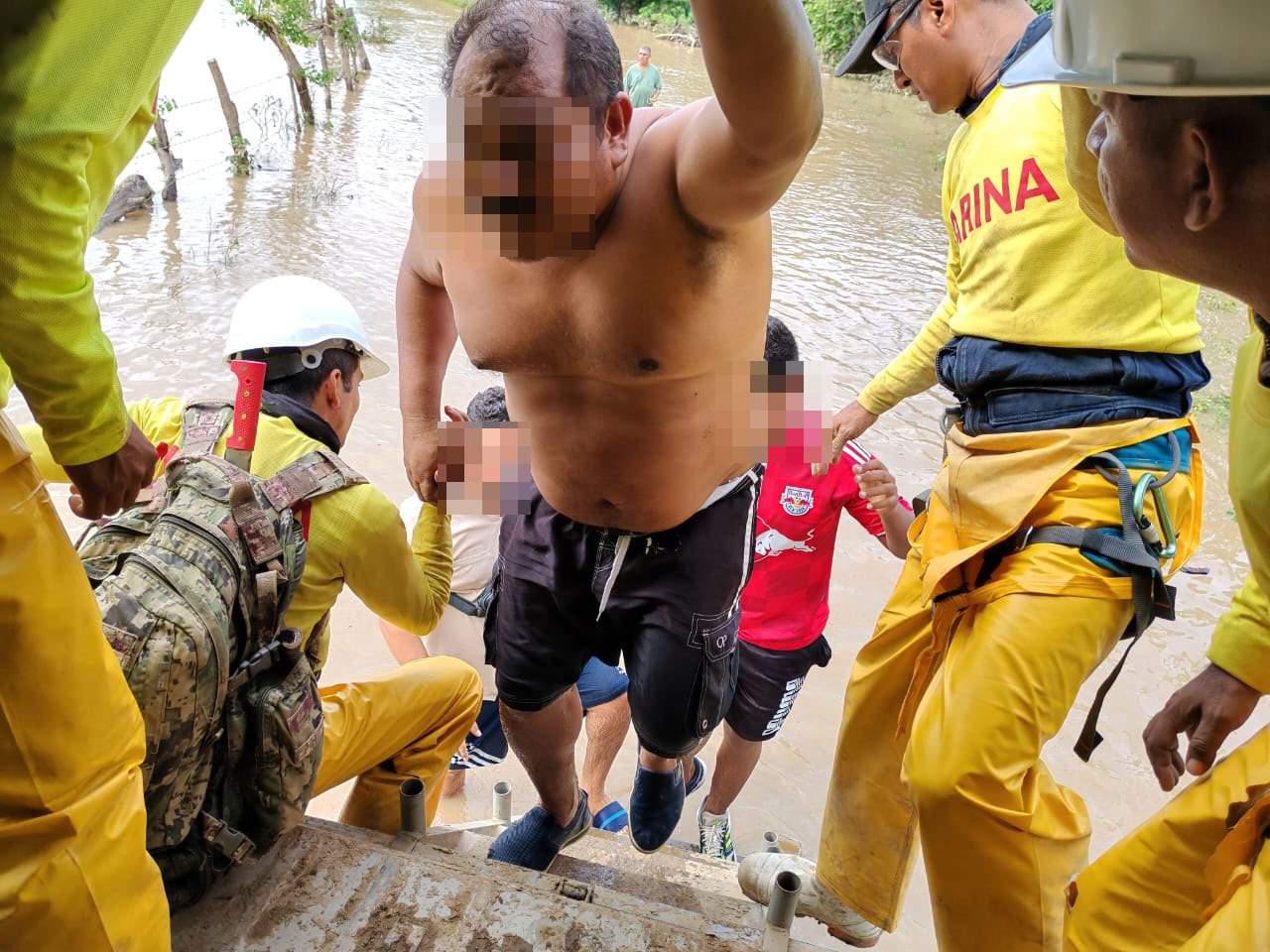 $!Marina suma 32 toneladas de insumos para llevar comida caliente a la población de Acapulco