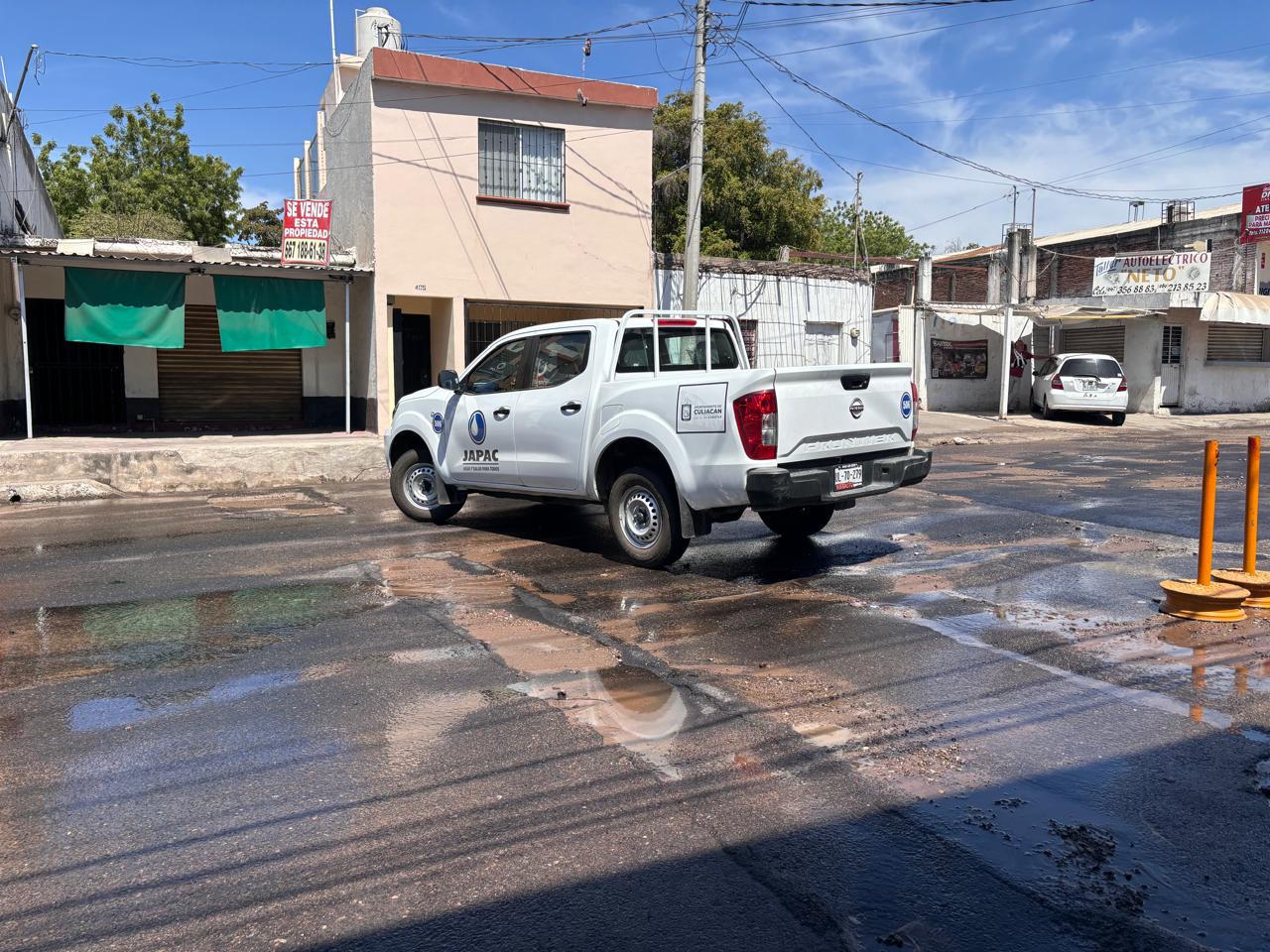 $!Mega fuga de agua cierra circulación en calle Juan Aldama, en Culiacán, en plenas elecciones