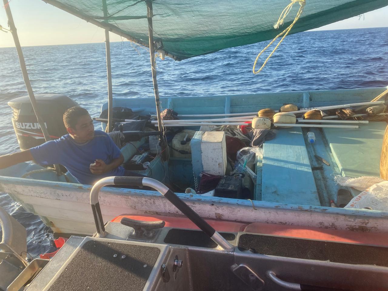 $!Rescata Marina a pescador en las Islas Marías que desapareció arriba de una panga el domingo