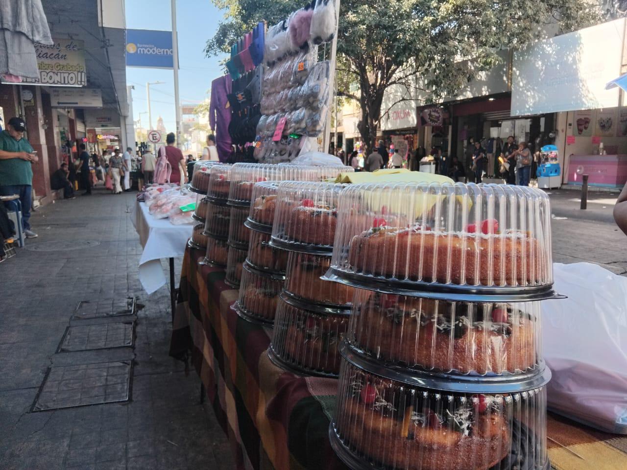 $!Lidia mantiene viva la tradición de elaboración de roscas de Reyes en Culiacán