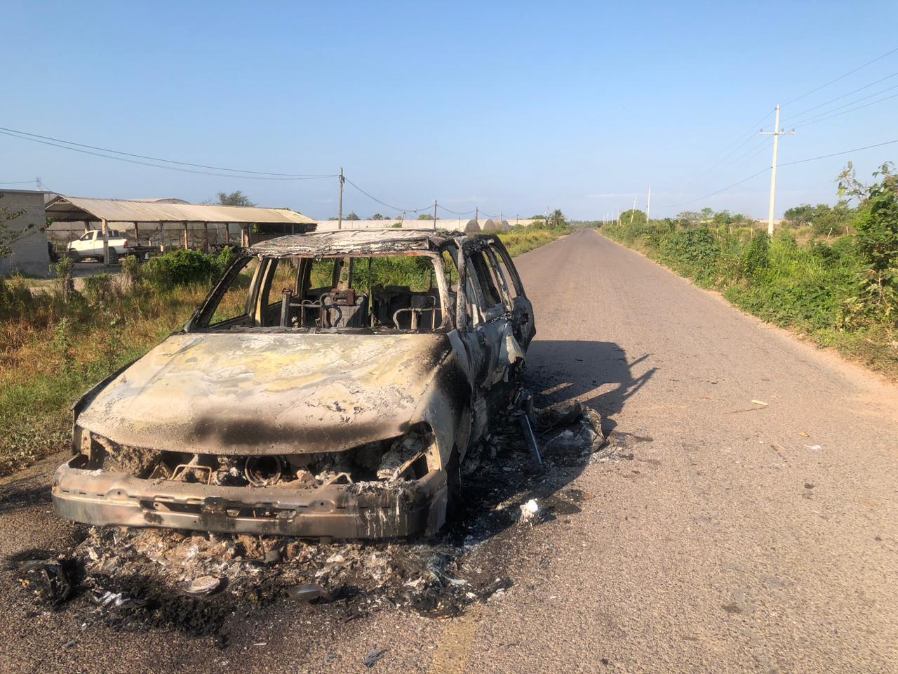 $!Hallan camioneta quemada en entronque a Cristo Rey, en Escuinapa