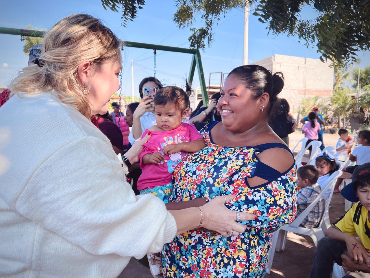 $!Reciben niños y niñas de Rosario regalos navideños con anticipación