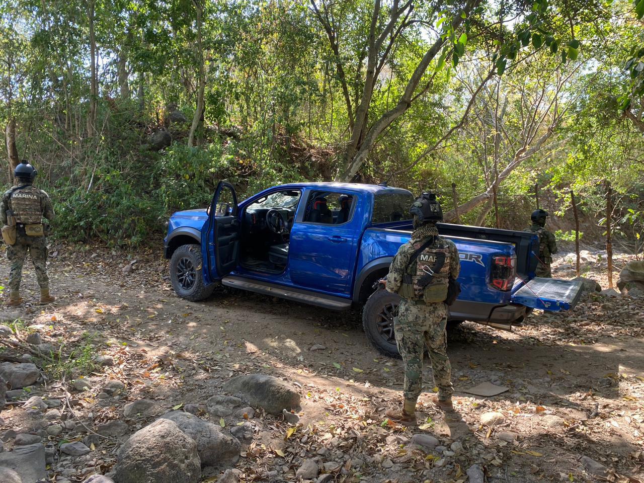 $!La Secretaría de Marina asegura camionetas y armas en Elota