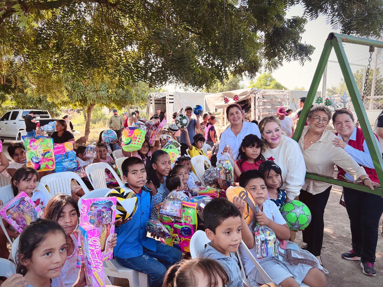 $!Reciben niños y niñas de Rosario regalos navideños con anticipación