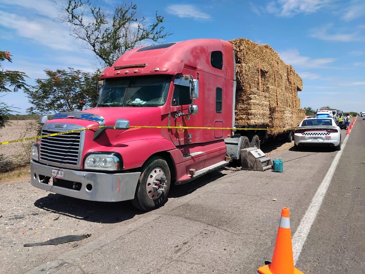 $!Choque de un camión de carga con tráiler deja a una persona prensada, en Culiacán