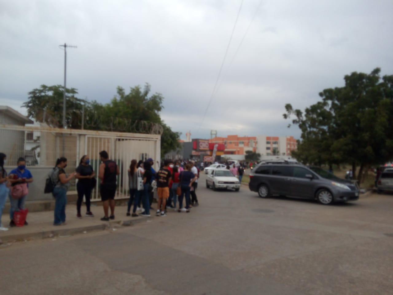 $!Amanece Mazatlán con kilométrica fila en el tercer día de vacunación contra el Covid a adolescentes de 15 a 17 años