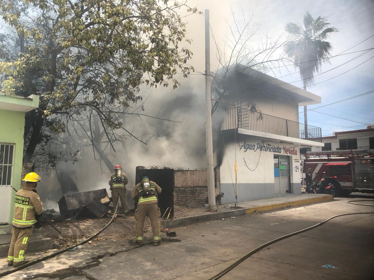 $!Quema de cacharros se sale de control en colonia de Mazatlán