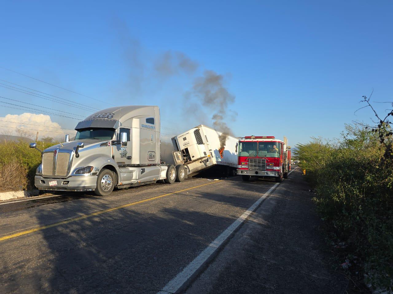 $!Se quiebra caja de tráiler y consume el fuego 23 toneladas de plátano en Rosario