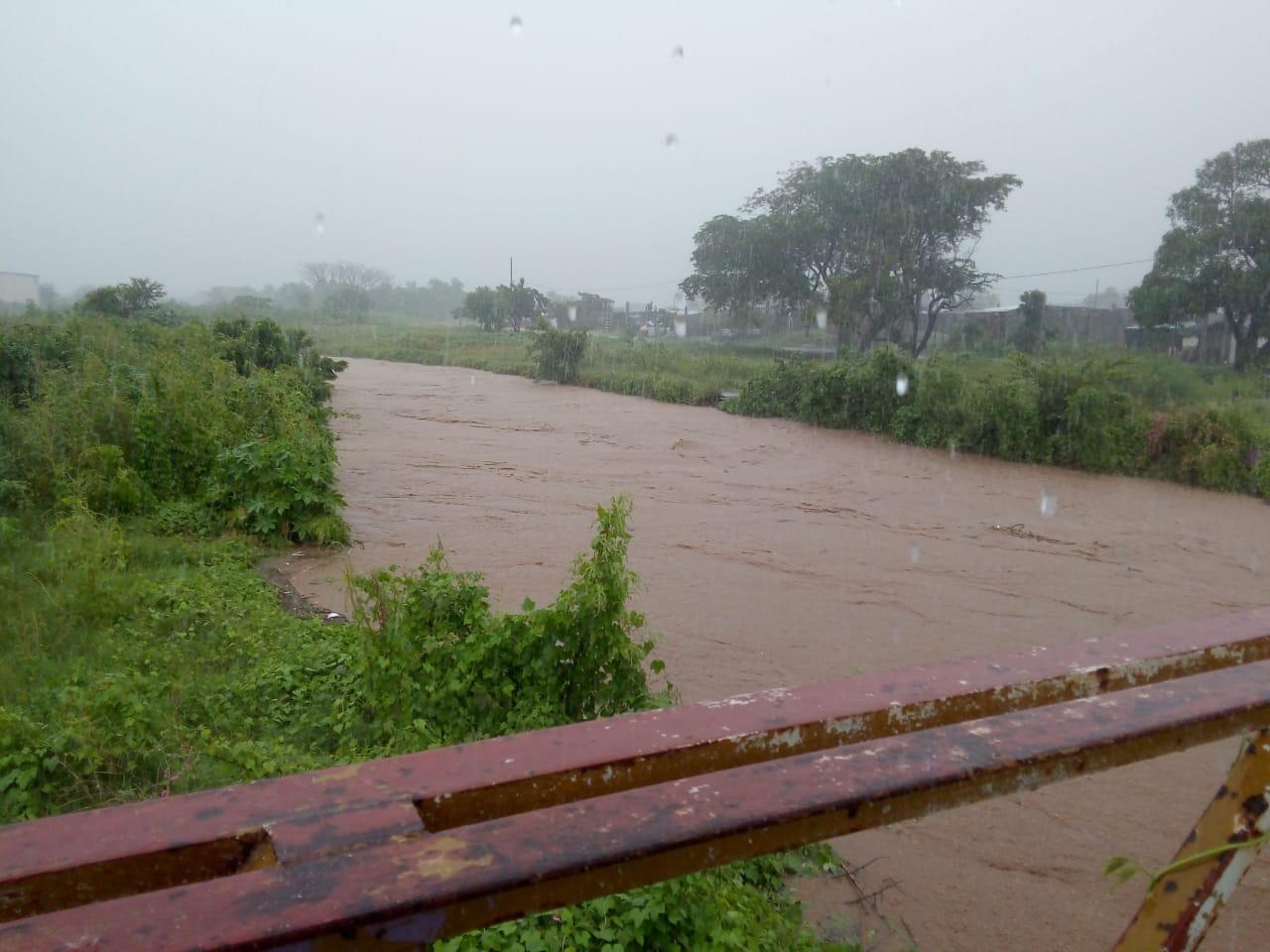 $!Se desborda Arroyo Jabalines y el agua se mete a las casas del Fraccionamiento Jacarandas