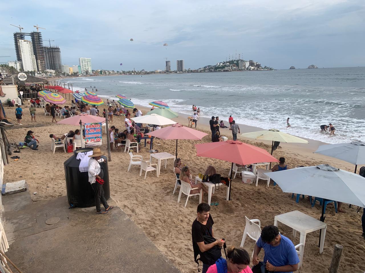 $!Disfrutan de las playas de Mazatlán hasta el último día de vacaciones