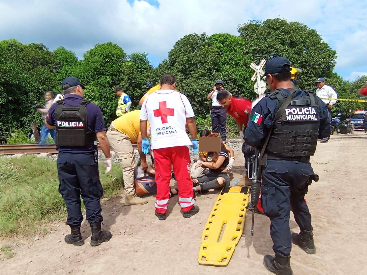 $!Choca camioneta contra tren en Escuinapa; hay un muerto y un herido