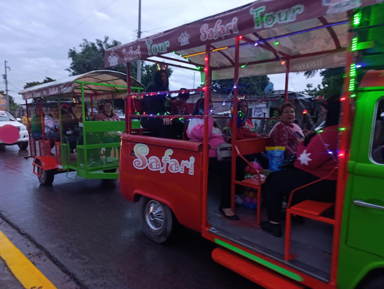 $!Bajo la lluvia, realizan desfile navideño en Escuinapa