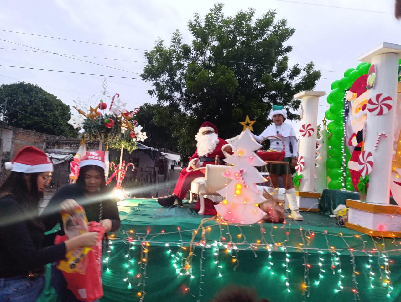 $!Bajo la lluvia, realizan desfile navideño en Escuinapa