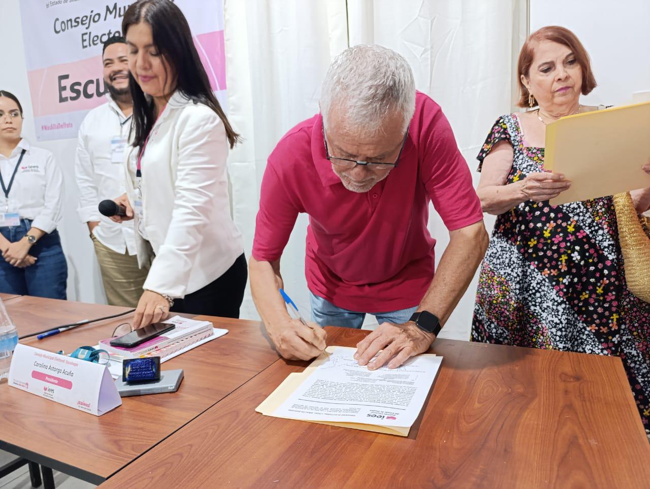 $!Víctor Díaz Simental recibe constancia como Alcalde electo de Escuinapa