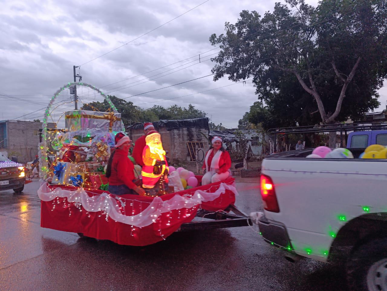 $!Bajo la lluvia, realizan desfile navideño en Escuinapa