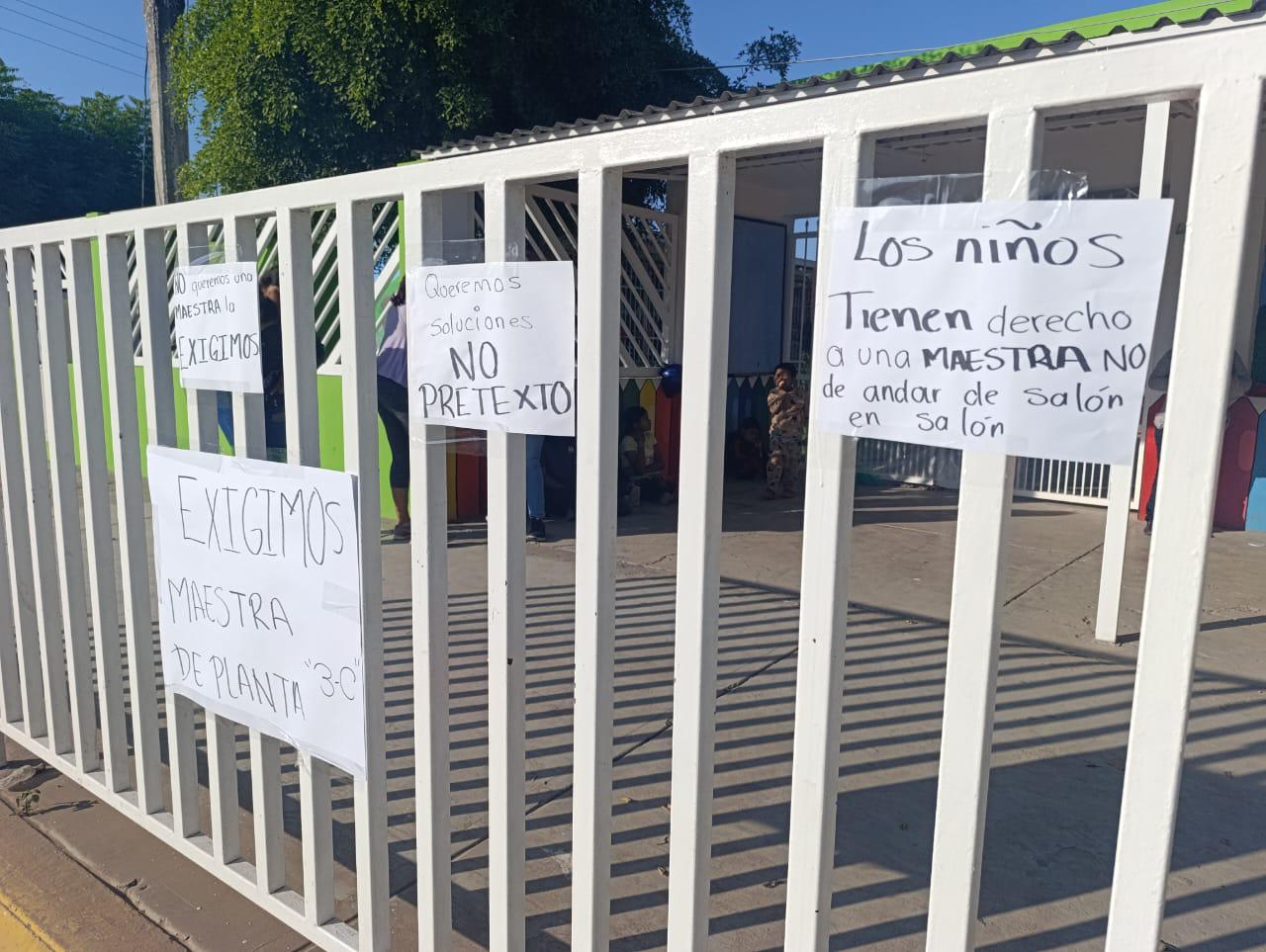 $!Madres de familia toman jardín de niños en Escuinapa en reclamo de maestra