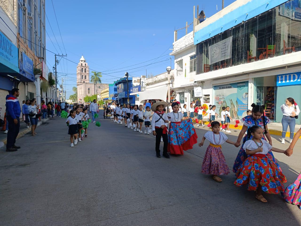 $!Planteles de preescolar de Escuinapa conmemoran con desfile la Revolución Mexicana